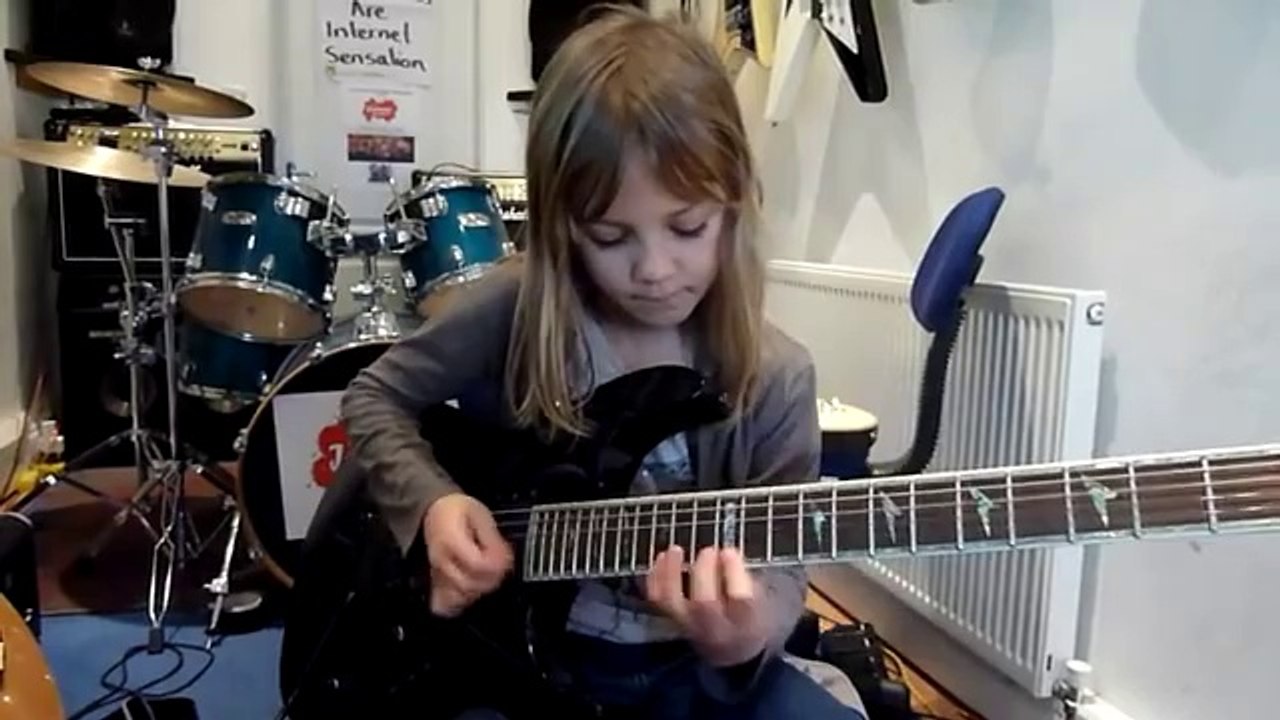 8 ans et déjà une pro de la guitare