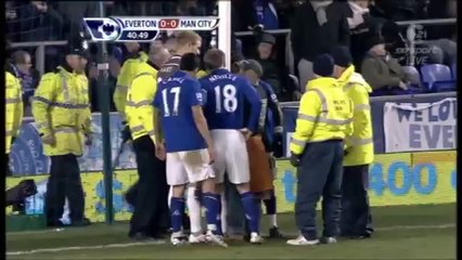 Everton - Man. City : un supporter se menotte au poteau !
