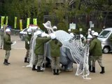 Exercice d'urgence surréaliste dans un zoo japonais