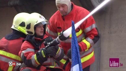 Les pompiers arrosent la rue de la Loi...et la police