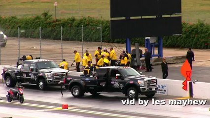 Mike Austin survit à un énorme accident de dragster