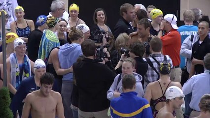 Matt Grevers, champion olympique de natation, demande sa copine en mariage sur le podium