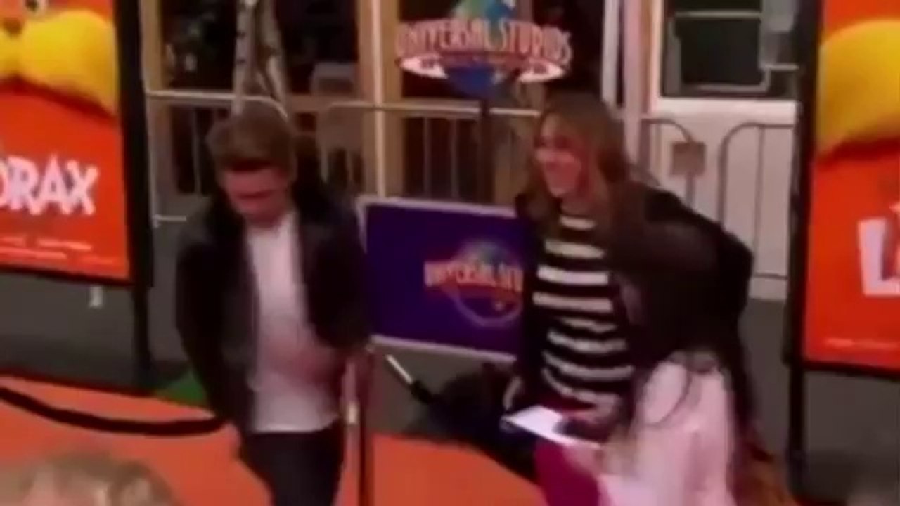 Zac Efron laisse tomber une capote devant des dizaines d'enfants