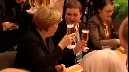 Merkel reçoit plusieurs verres de bière dans le dos