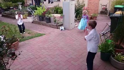 head shot en slow motion avec un ballon de foot