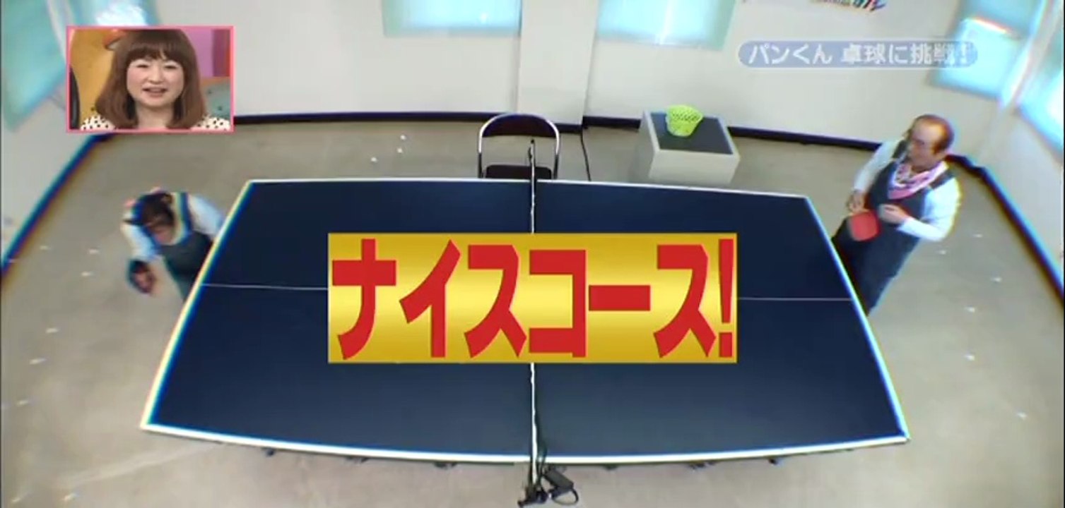 Un singe qui joue au ping-pong