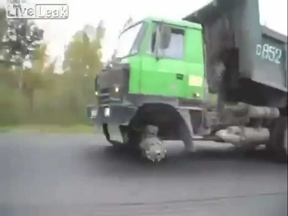 Un camion qui roule avec une roue en moins