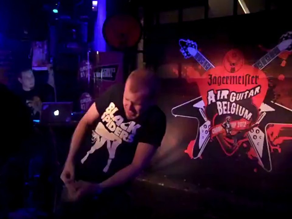 démonstration d'air guitar