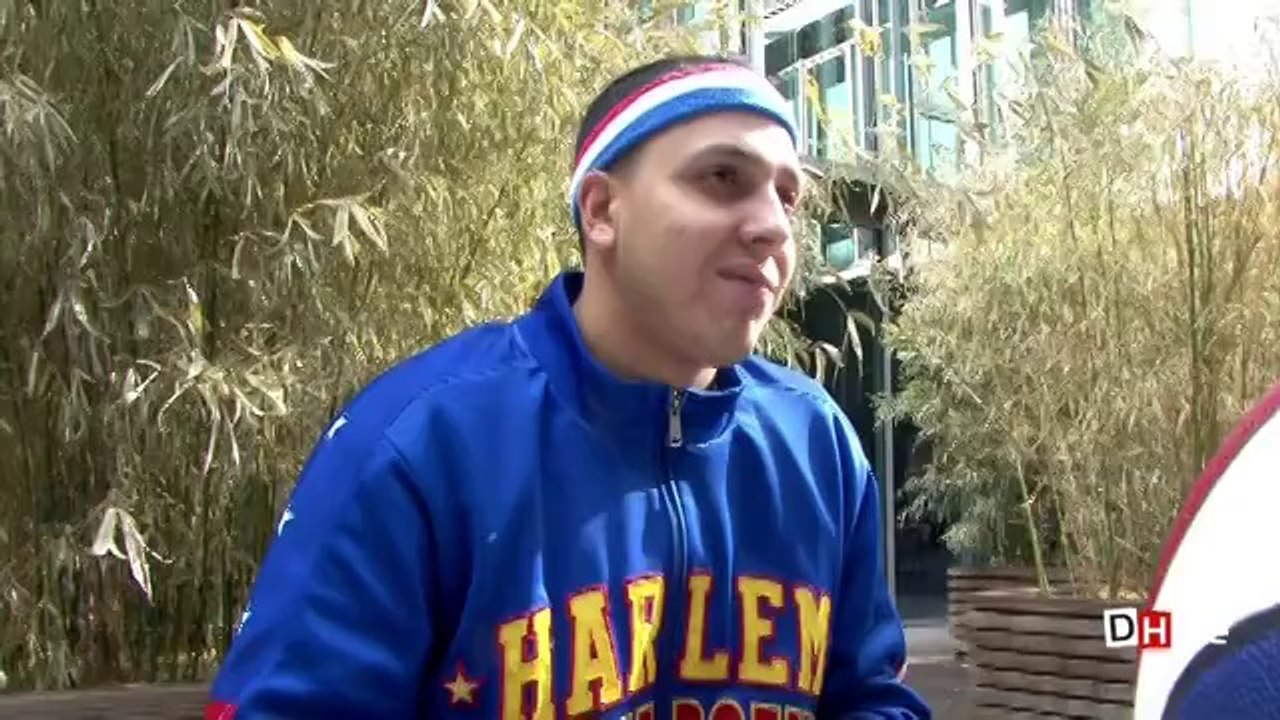 Mbo Mpenza rencontre l'un des Harlem Globetrotters