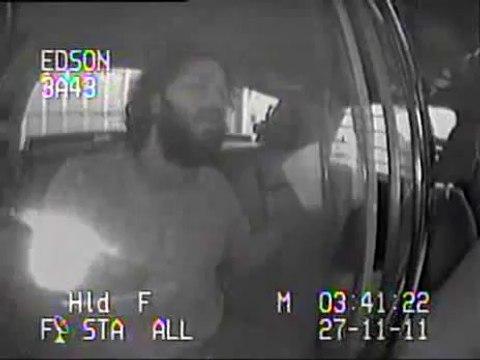 Un mec complètement bourré chante Bohemian Rhapsody à l'arrière d'une bagnole de flic