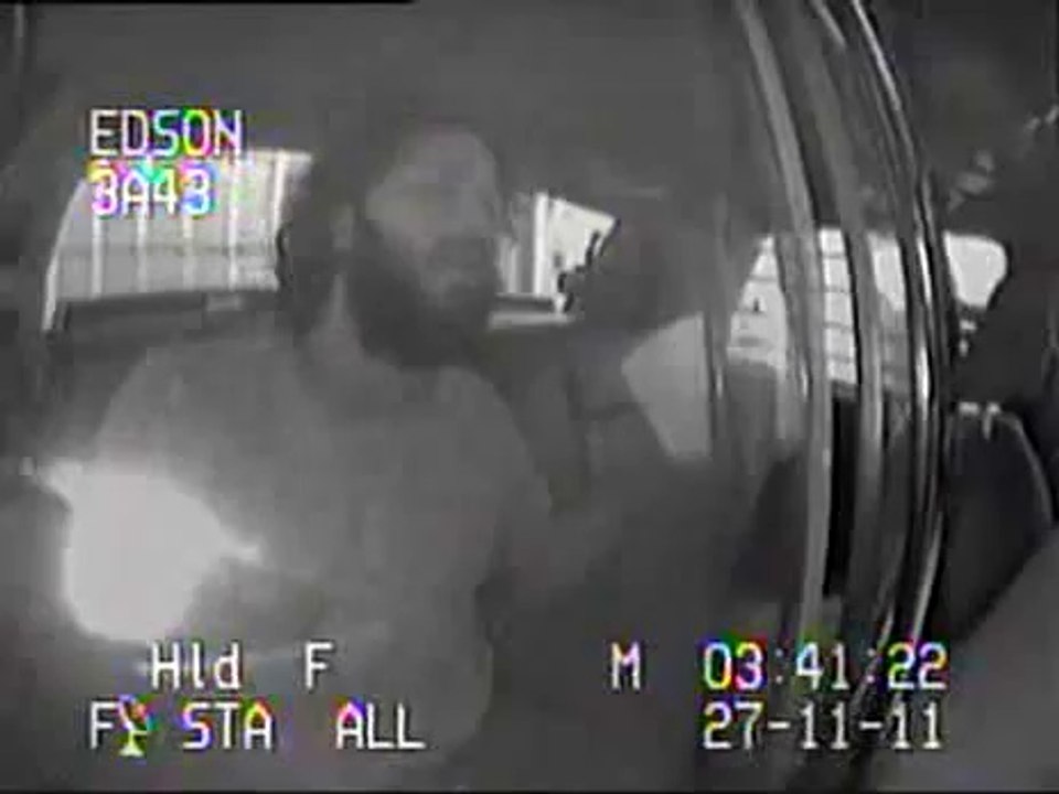 Un mec complètement bourré chante Bohemian Rhapsody à l'arrière d'une bagnole de flic