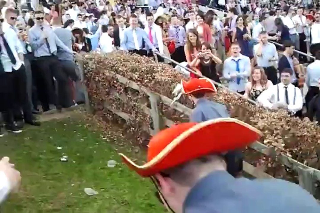 Un mec complètement bourré se bat avec une pente