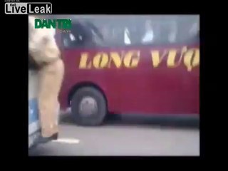 Un policier s'accroche à un bus pour l'arrêter