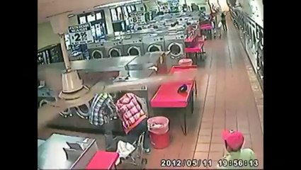 Des parents mettent leur enfant dans la machine à laver qui se met en marche