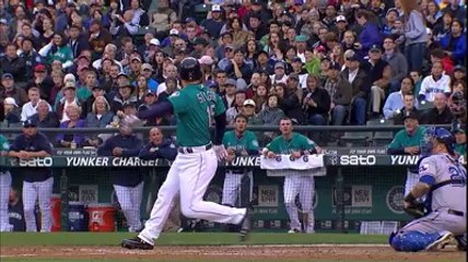 Une spectatrice d'un match de base-ball rattrape... une batte !