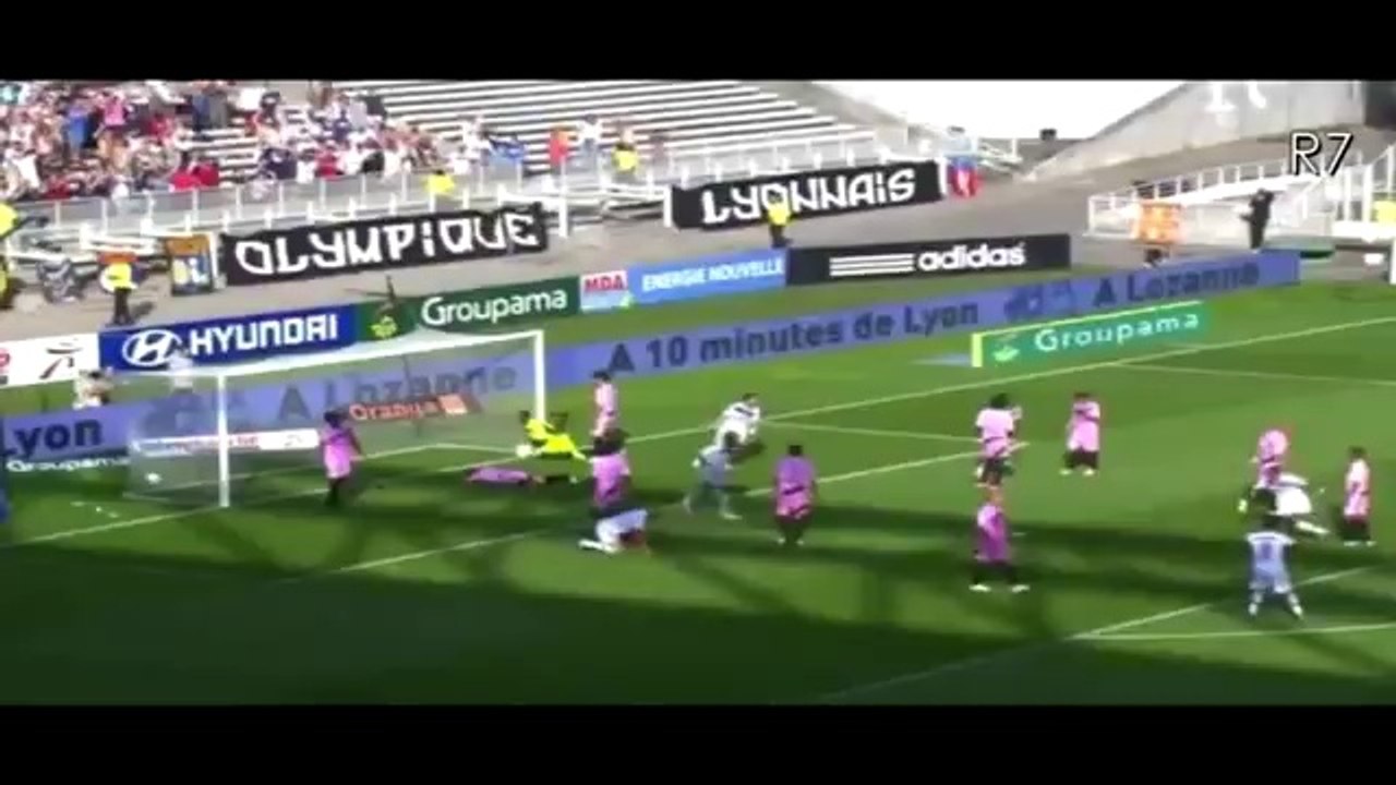 Le retourné acrobatique de Michel Bastos