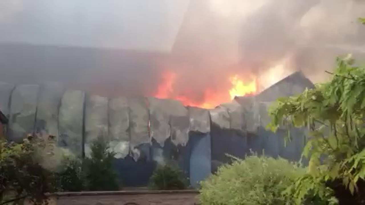 Incendie dans les entrepôts de la firme "Terre" à Fontaine-l'Evêque