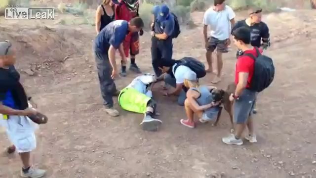 Chute spectaculaire après un saut à vélo
