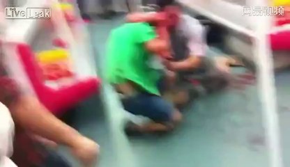 Il mange le bras de sa victime dans le métro