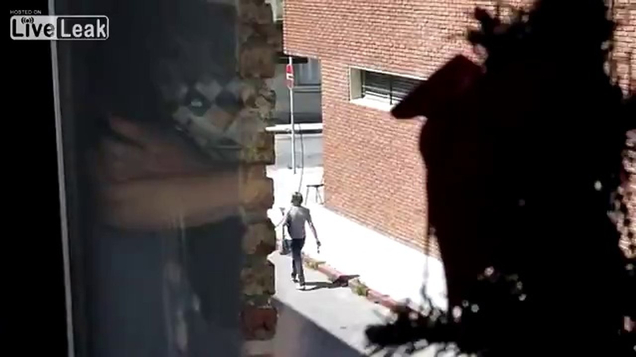 En colère, elle s'acharne sur la voiture de son homme