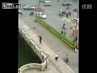 Un fou agresse les gens dans la rue