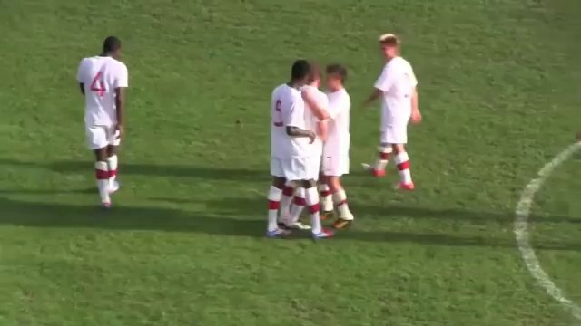 Frappe splendide en pleine lucarne