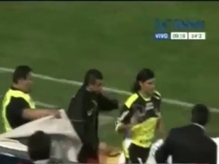 Un gardien maltraite un ramasseur de balles