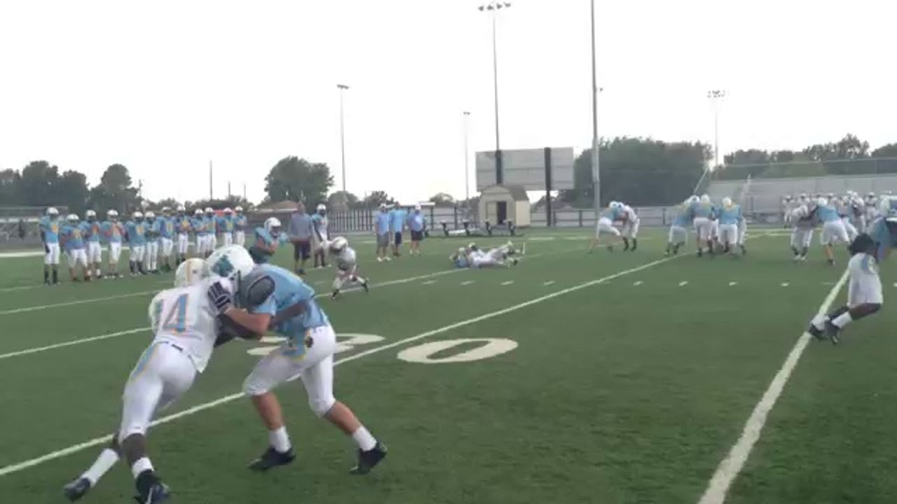 Football américain: il saute au dessus de son adversaire