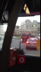 Un conducteur de bus de la STIB lit son journal en conduisant