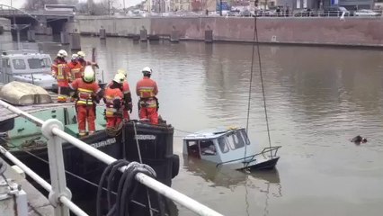 Collision : un bateau coule dans le canal