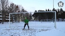 Lassi Hurskainen joue dans la neige