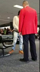 Bronson Pelletier urine devant tout le monde dans un aéroport