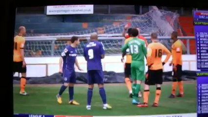 Un joueur frappe les testicules d'un adversaire en plein match