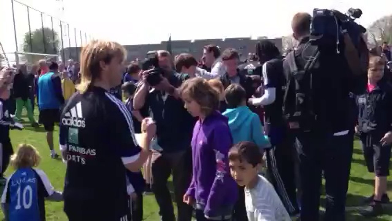 Les joueurs d'Anderlecht échangent des passes avec les enfants