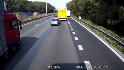 Belçika otobanında otomobil tıra arkadan geçiriyor!