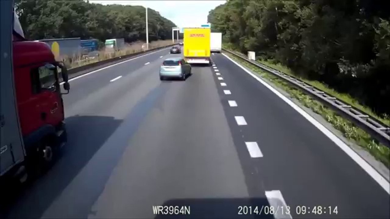 Belçika otobanında otomobil tıra arkadan geçiriyor!