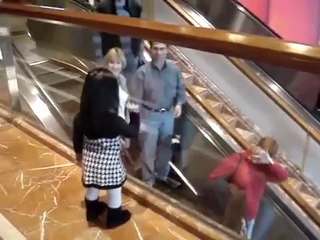 AVM Sahibi Küçük Kız Müşterilerini Uğurluyor