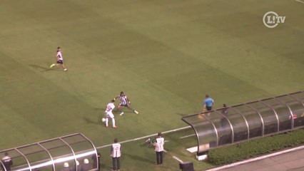 Gabigol arrisca belo chapéu e toma pancada de adversário