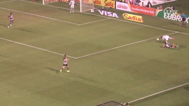 Perdeu a cabeça! Zagueiro do Bota dá carrinho violento e é expulso