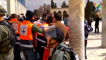 Mosque Defenders Attacked by Israelí Military