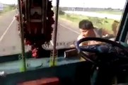 Un chauffeur de camion fait le tour de sa cabine en roulant!