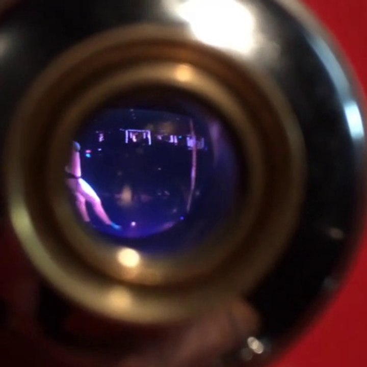 Judas insolite dans les toilettes d'un bar