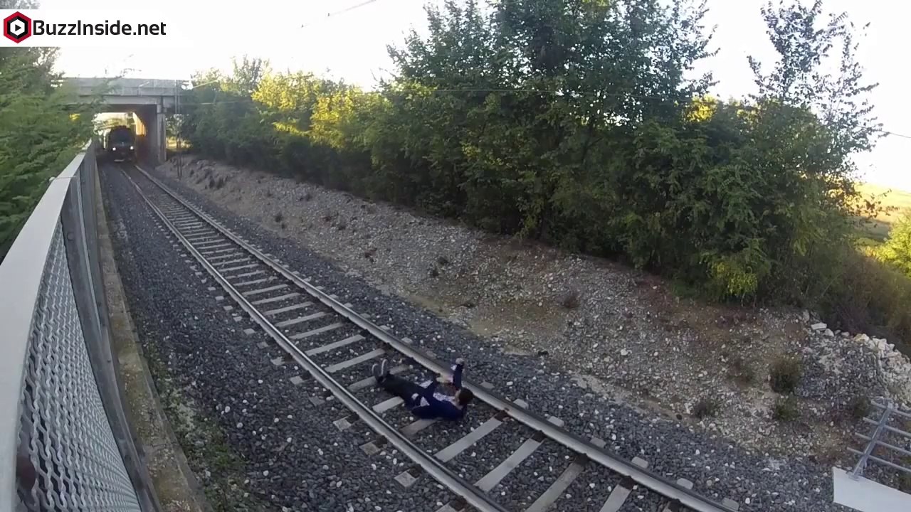 Il passe sous un train à grande vitesse