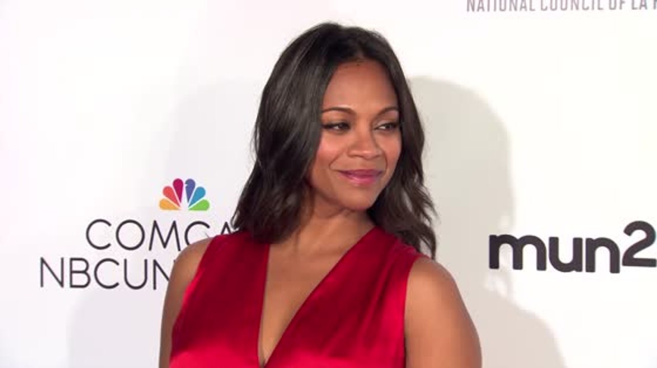 Die schwangere zoe saldana steht auf essen und komplimente