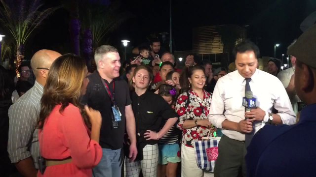 Un ado danse comme une diva derrière lesjournalistes