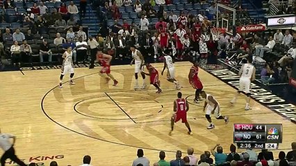 Kostas Papanikolaou enroule Anthony Davis