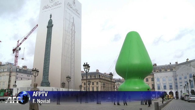 Place Vendôme: sapin de Noël ou plug anal?