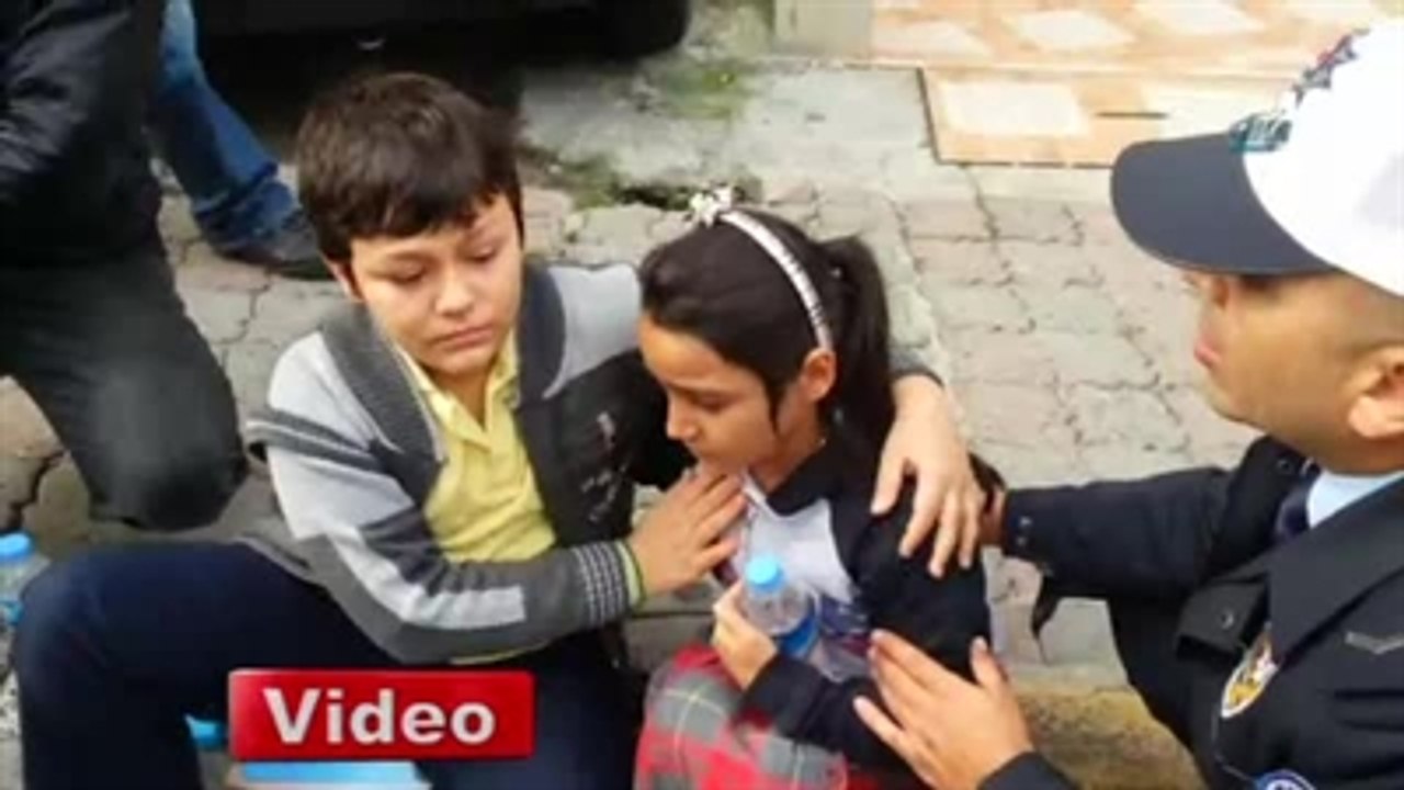 Ayağı Otobüsün Kapısına Sıkışan Çocuğa Kardeş Şefkati