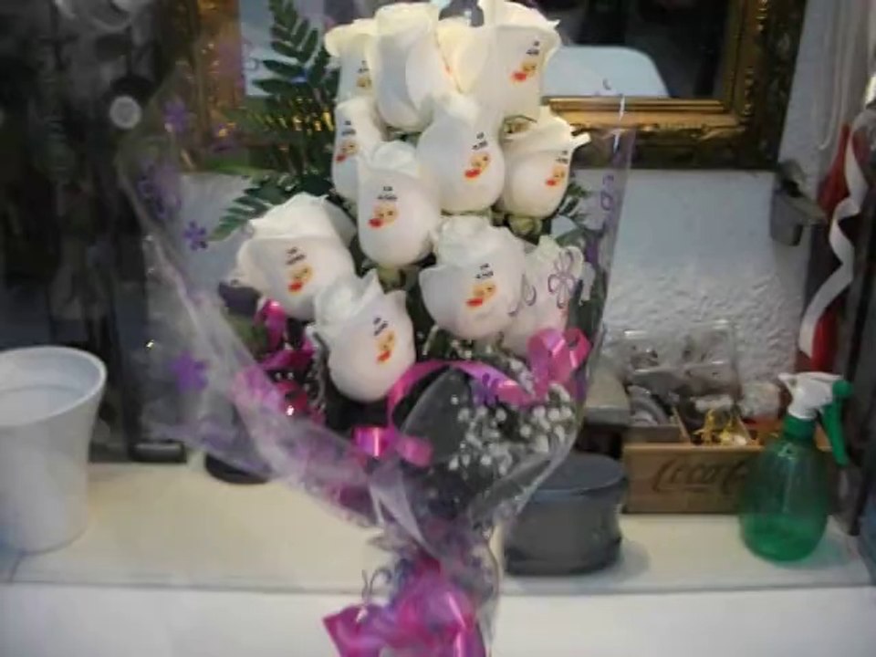 Ramo de rosas a domicilio con besos tatuado en el petalo