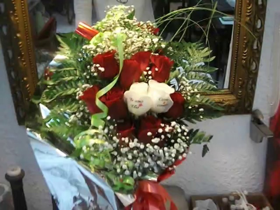 Ramo de rosas a domicilio con casate conmigo tatuado en el petalo